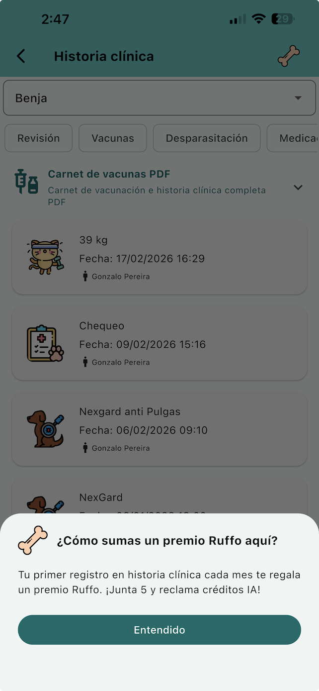 Pantalla de Ruffo mostrando la historia clínica digital de una mascota